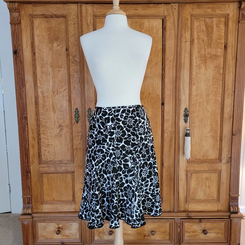 Ann Taylor 100% Linen Flared Black And White Floral Skirt. Size 2
